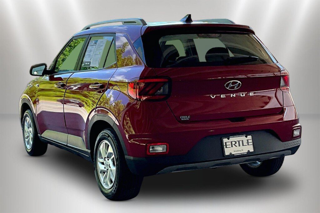 Used 2020 Hyundai Venue SEL FWD image 4