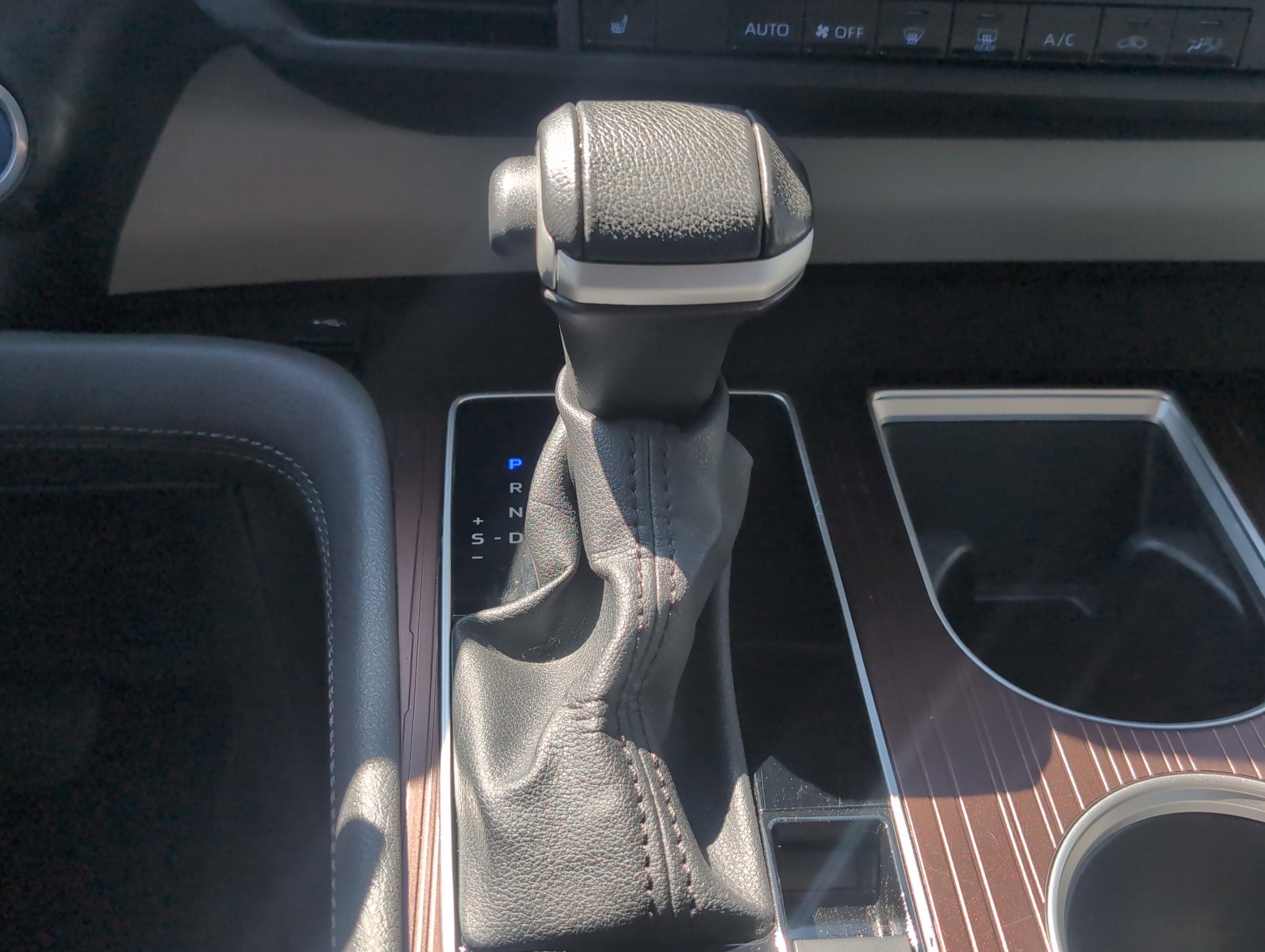 Certified 2024 Toyota Sienna XLE FWD image 24