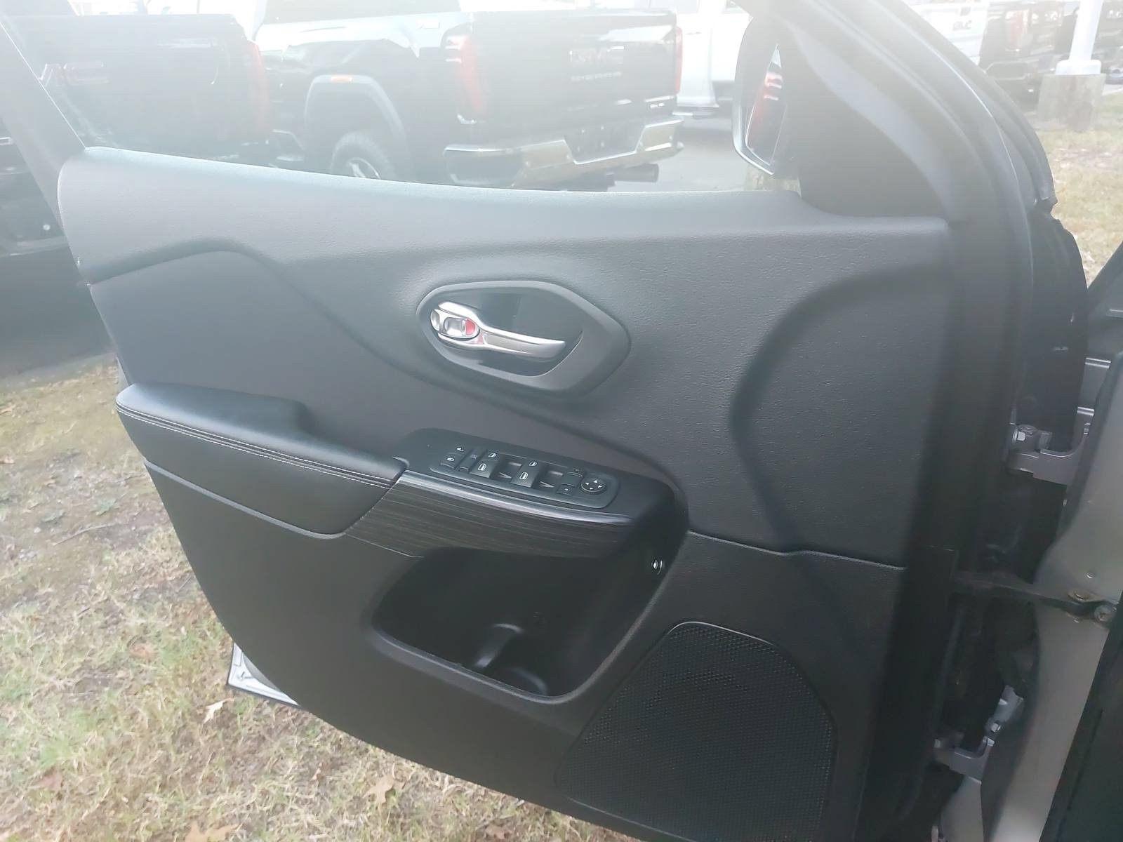 Used 2015 Jeep Cherokee Sport w/ Cold Weather Group AWD/4WD image 24