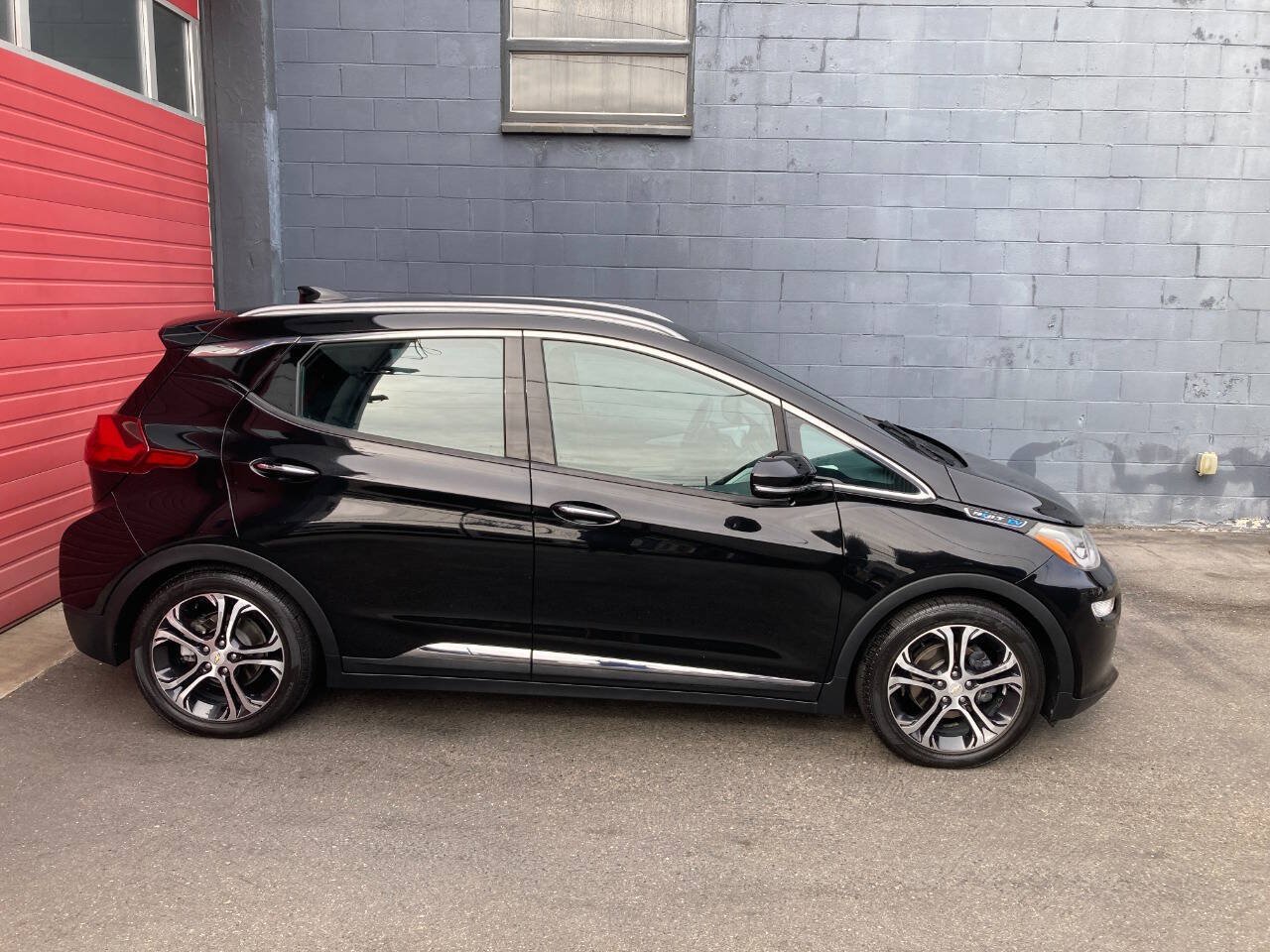 Used 2017 Chevrolet Bolt Premier w/ Driver Confidence II Package FWD image 4