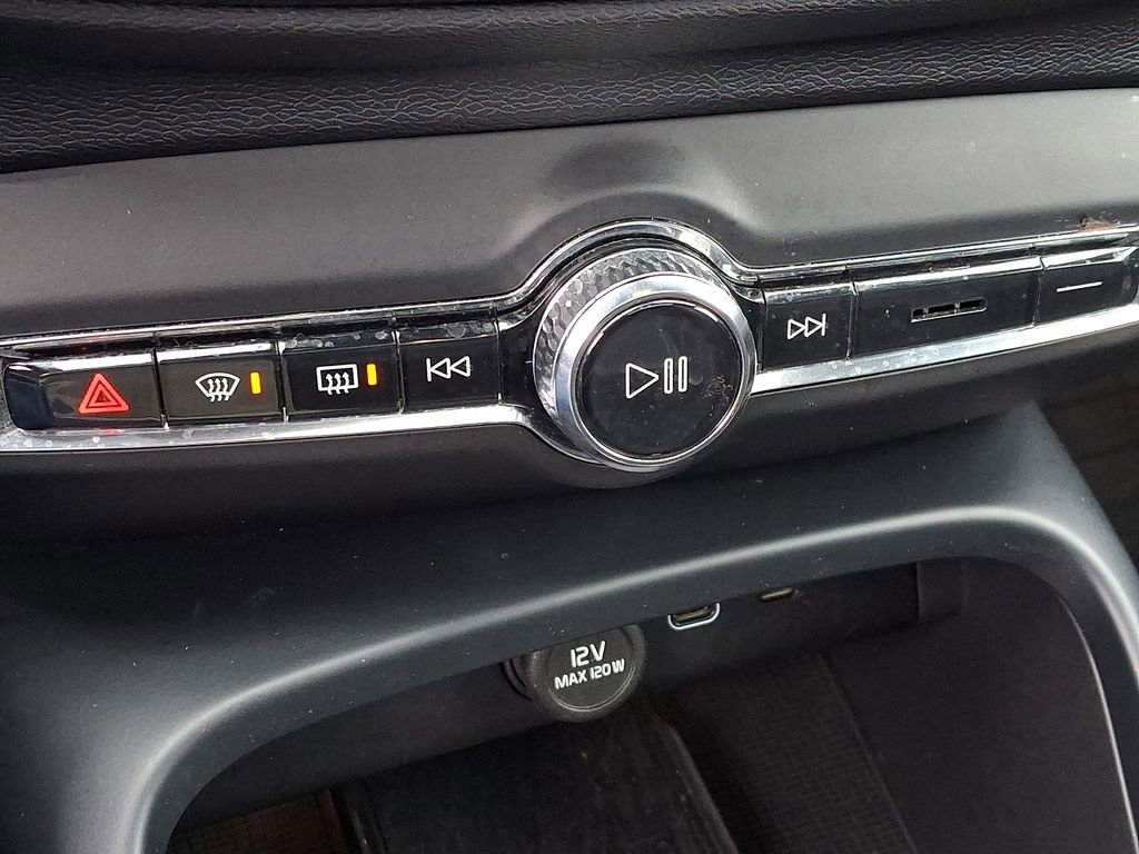 Used 2022 Volvo XC40 P8 Recharge Ultimate image 21
