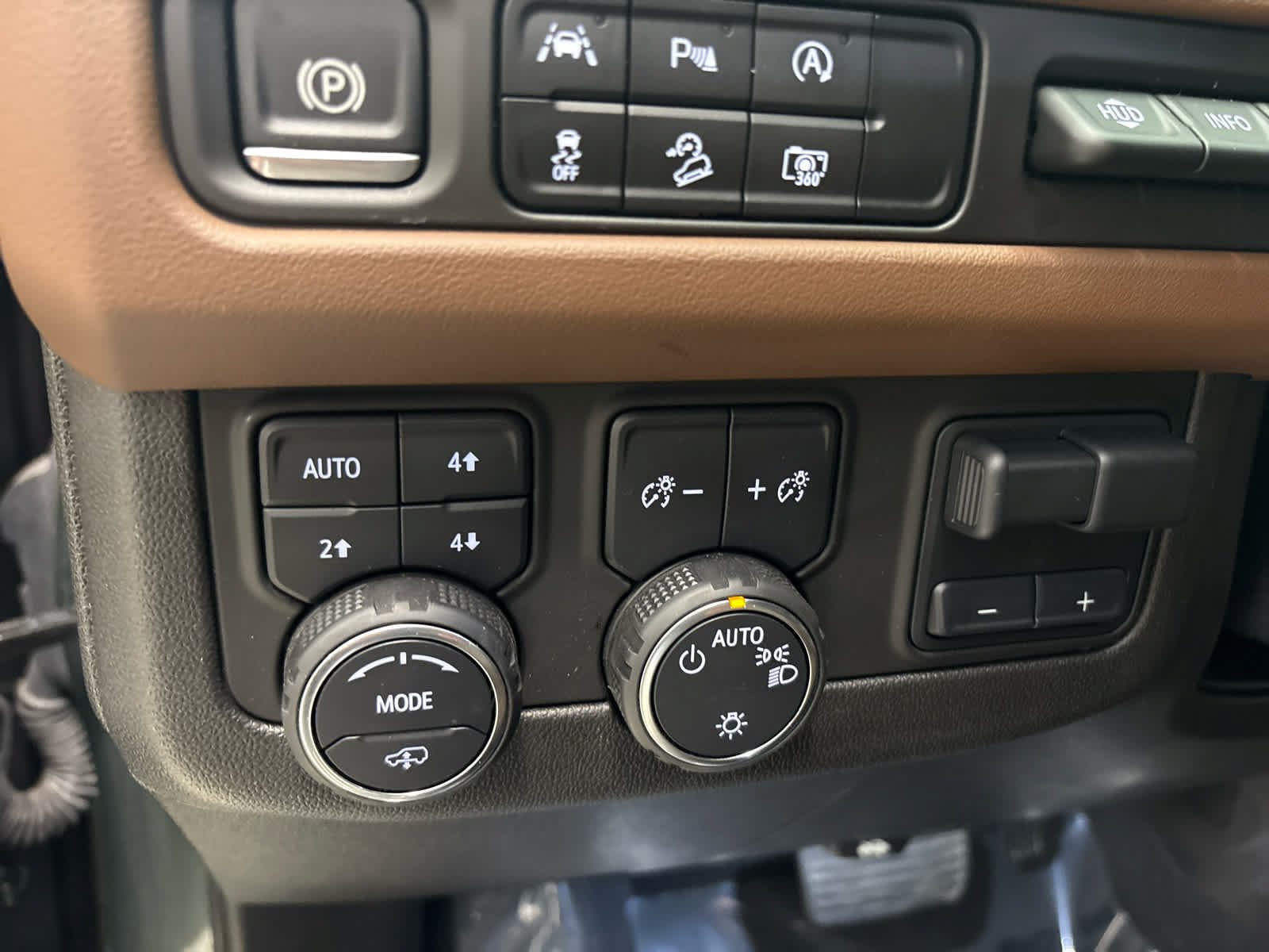 Used 2024 Chevrolet Suburban High Country AWD/4WD image 35