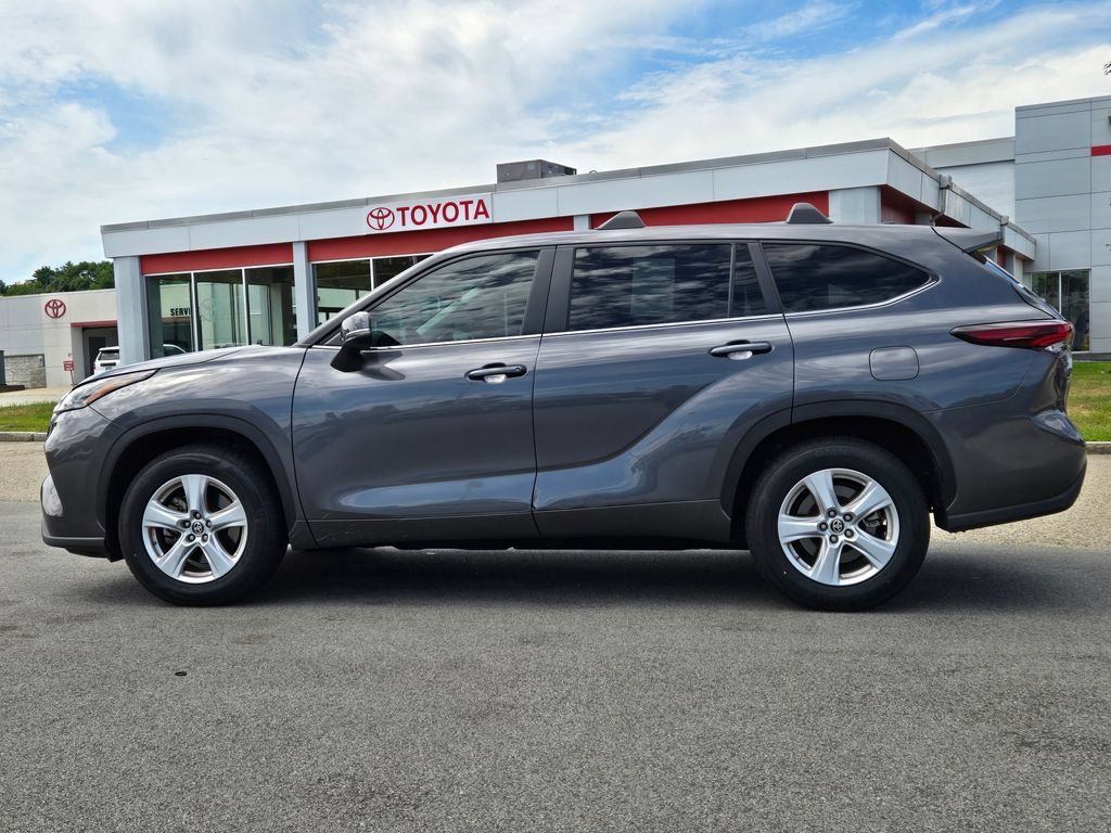 Used 2024 Toyota Highlander LE FWD image 2