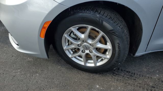 Certified 2024 Chrysler Pacifica Touring-L image 4