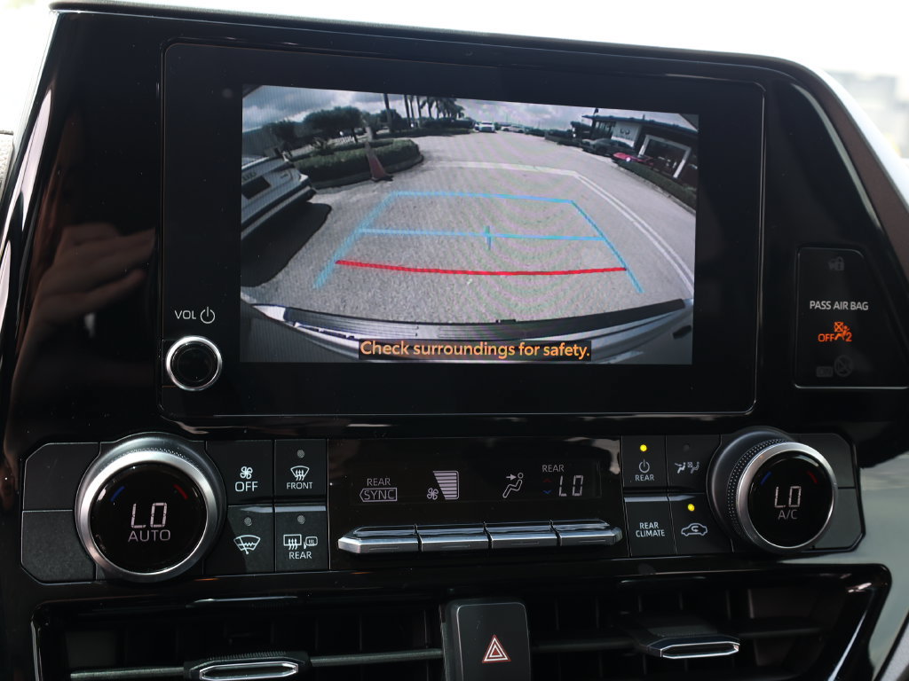 Used 2024 Toyota Highlander LE FWD image 29