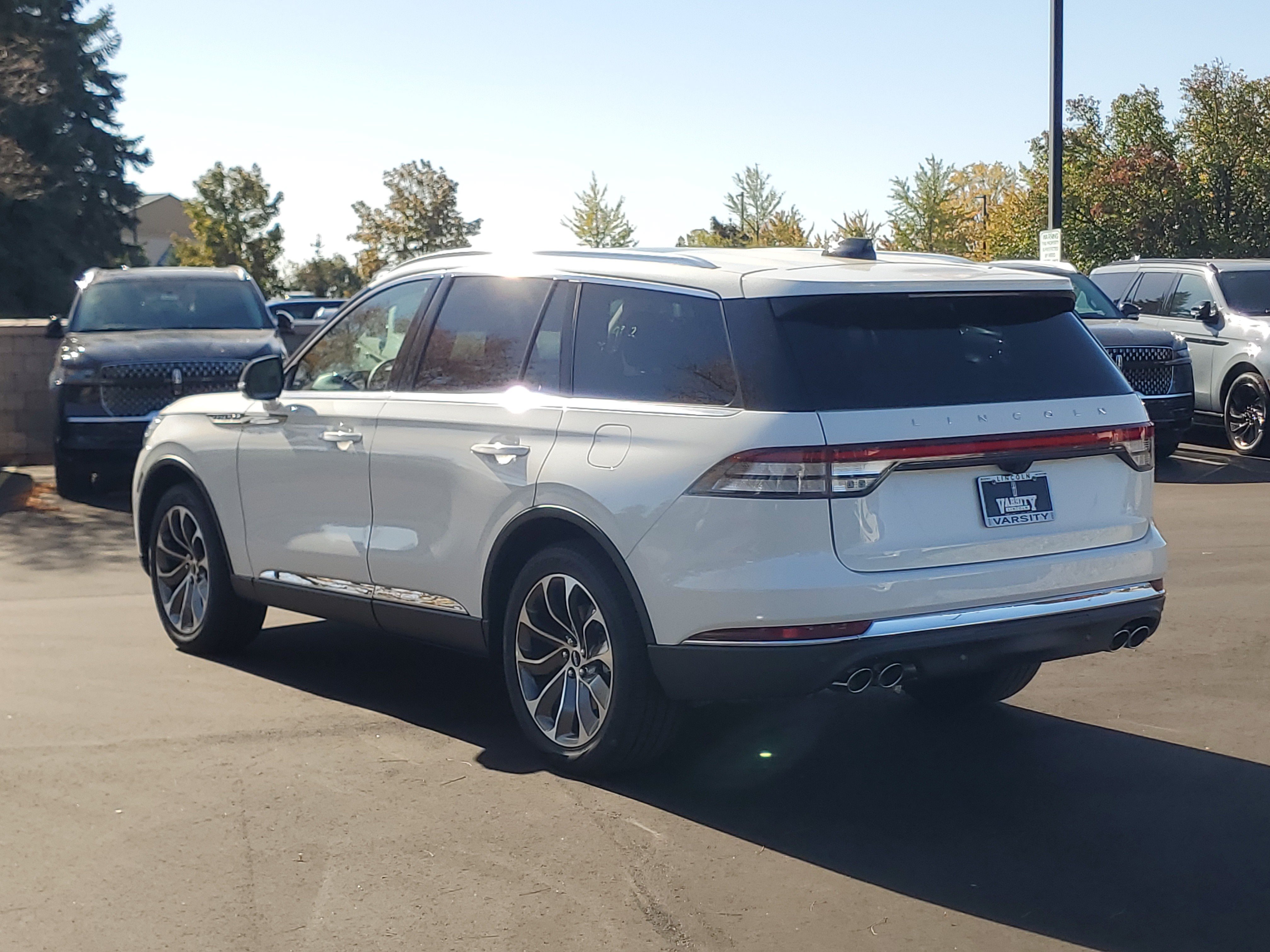 New 2027 Lincoln Aviator AWD image 3