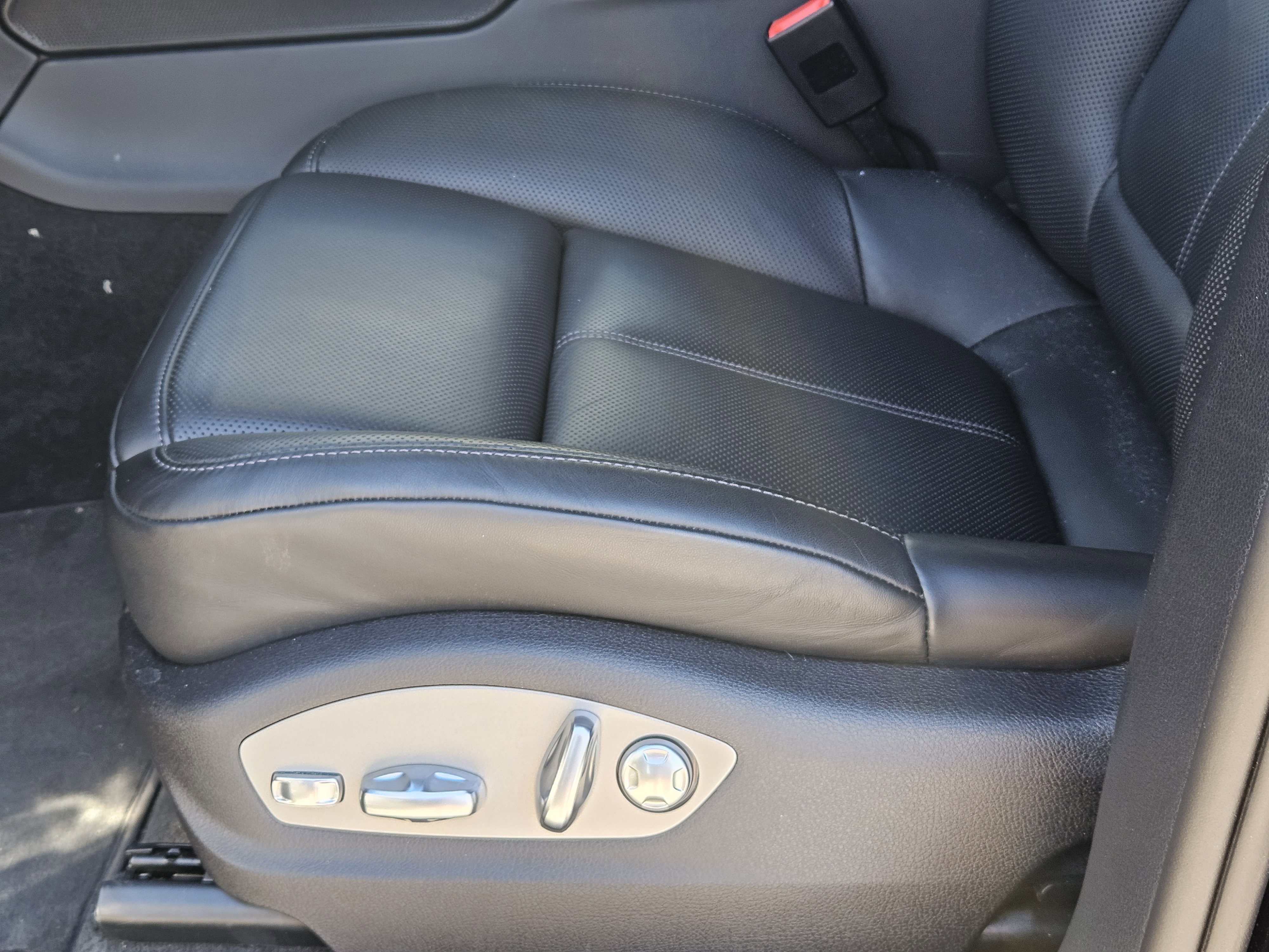 Certified 2025 Porsche Macan image 23