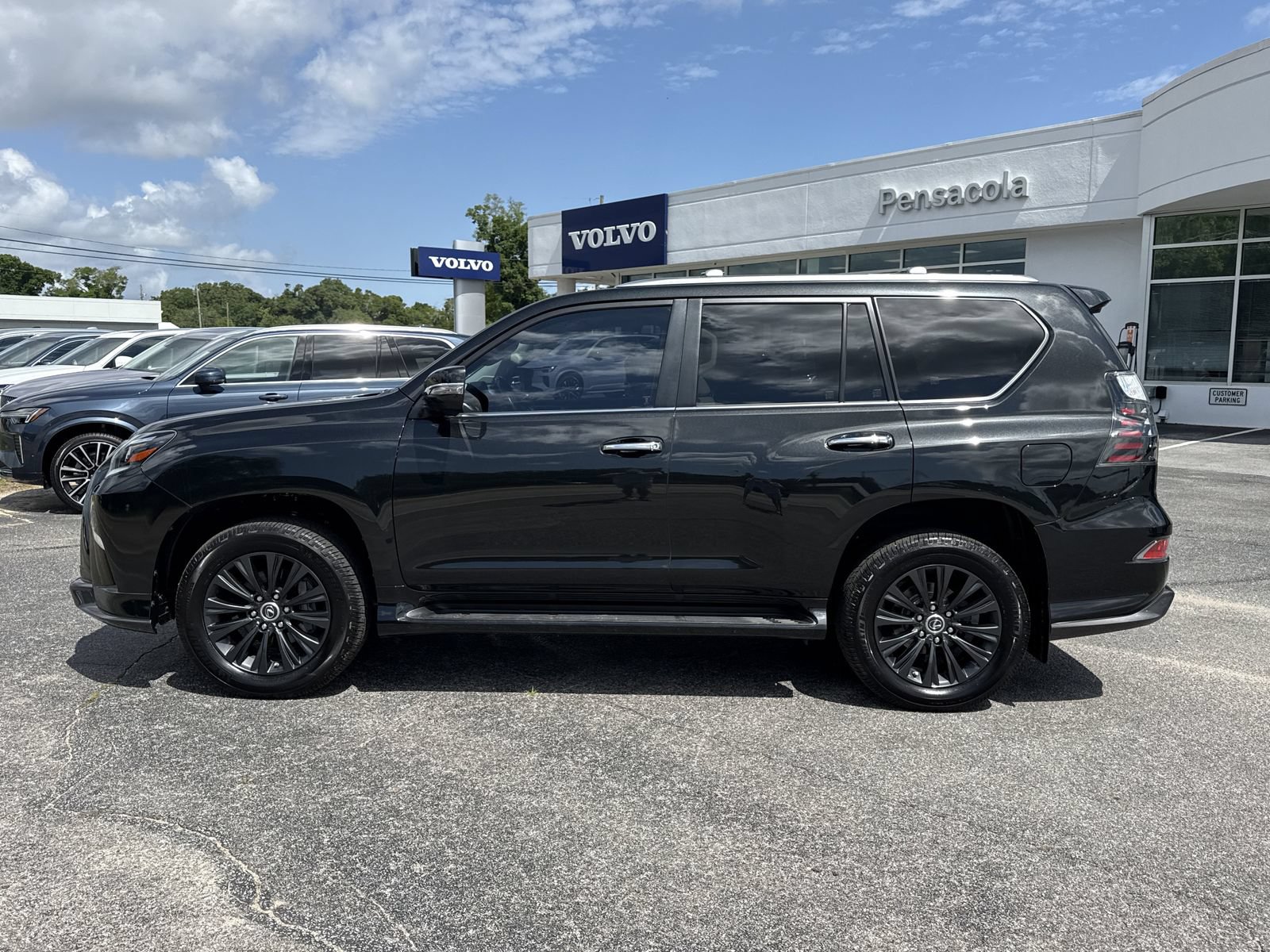 Used 2023 Lexus GX 460 Luxury w/ Sport Design Package AWD/4WD image 2