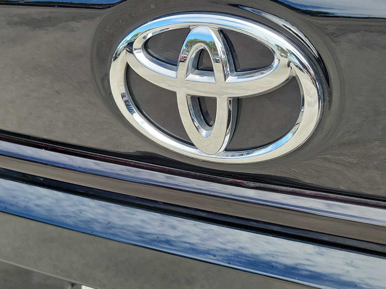 Used 2025 Toyota Corolla LE FWD image 7