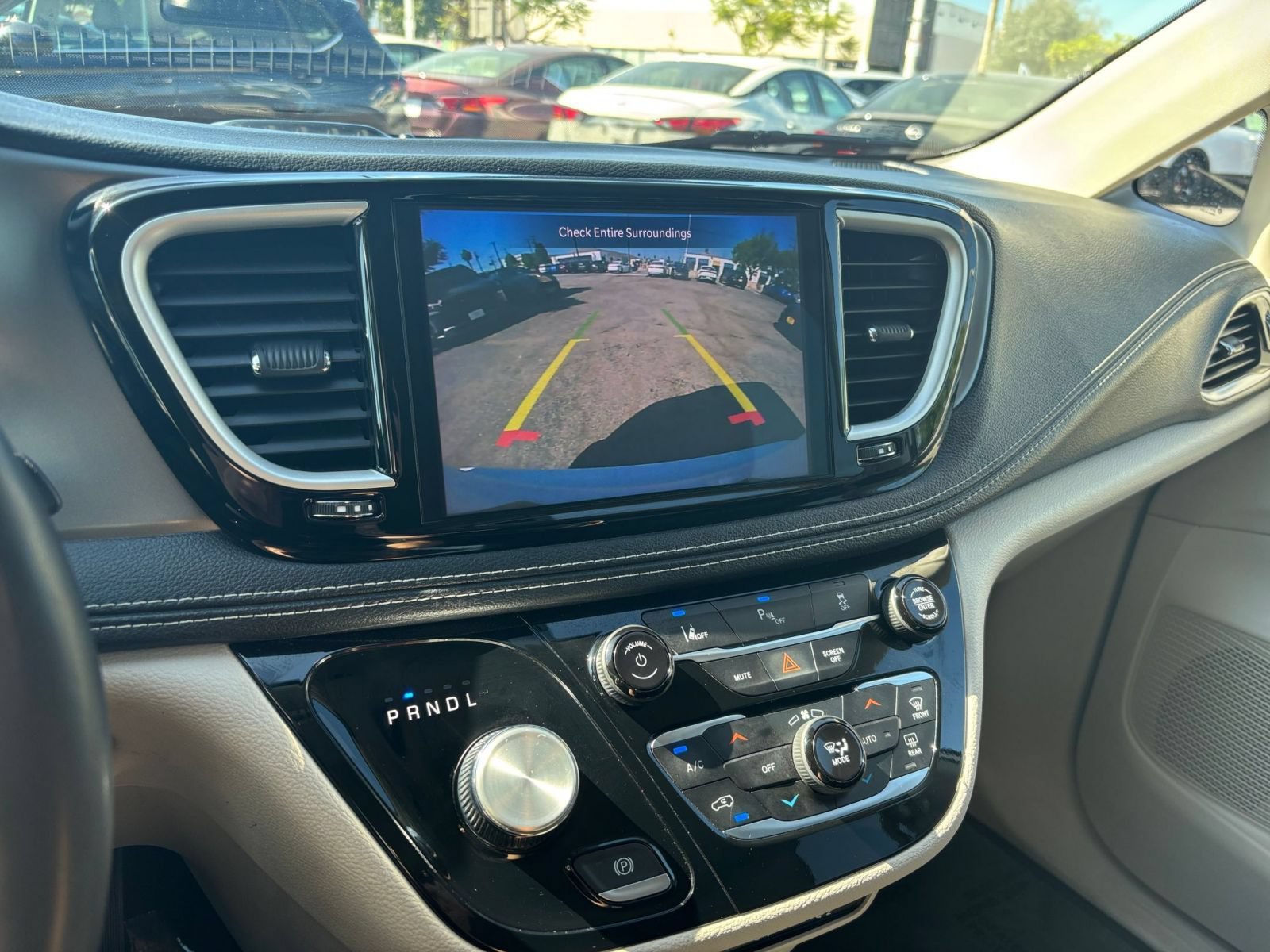 Used 2023 Chrysler Pacifica Touring-L FWD image 25