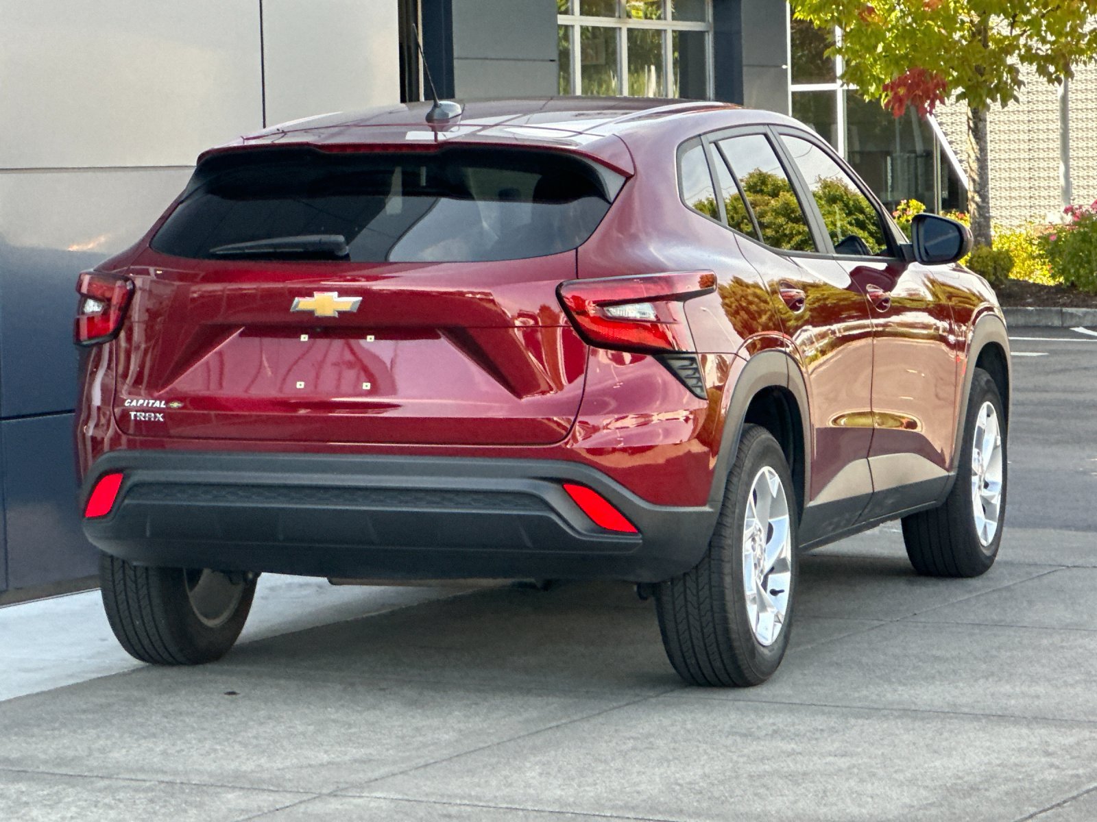 Used 2024 Chevrolet Trax LS w/ LS Convenience Package FWD image 4
