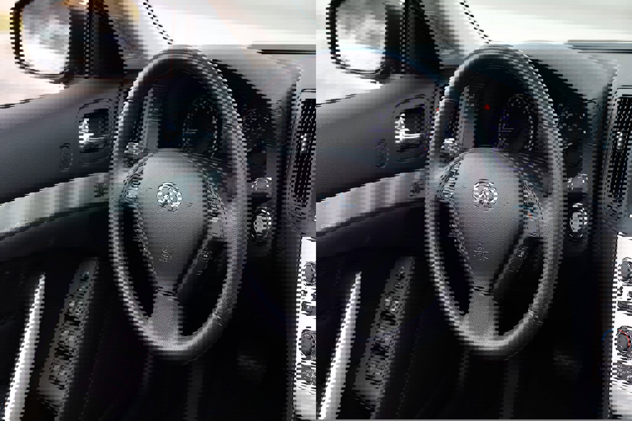 Used 2014 INFINITI Q60 Convertible w/ Premium Package image 34