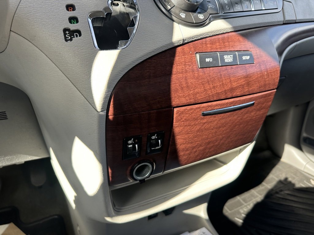 Used 2014 Toyota Sienna XLE image 24