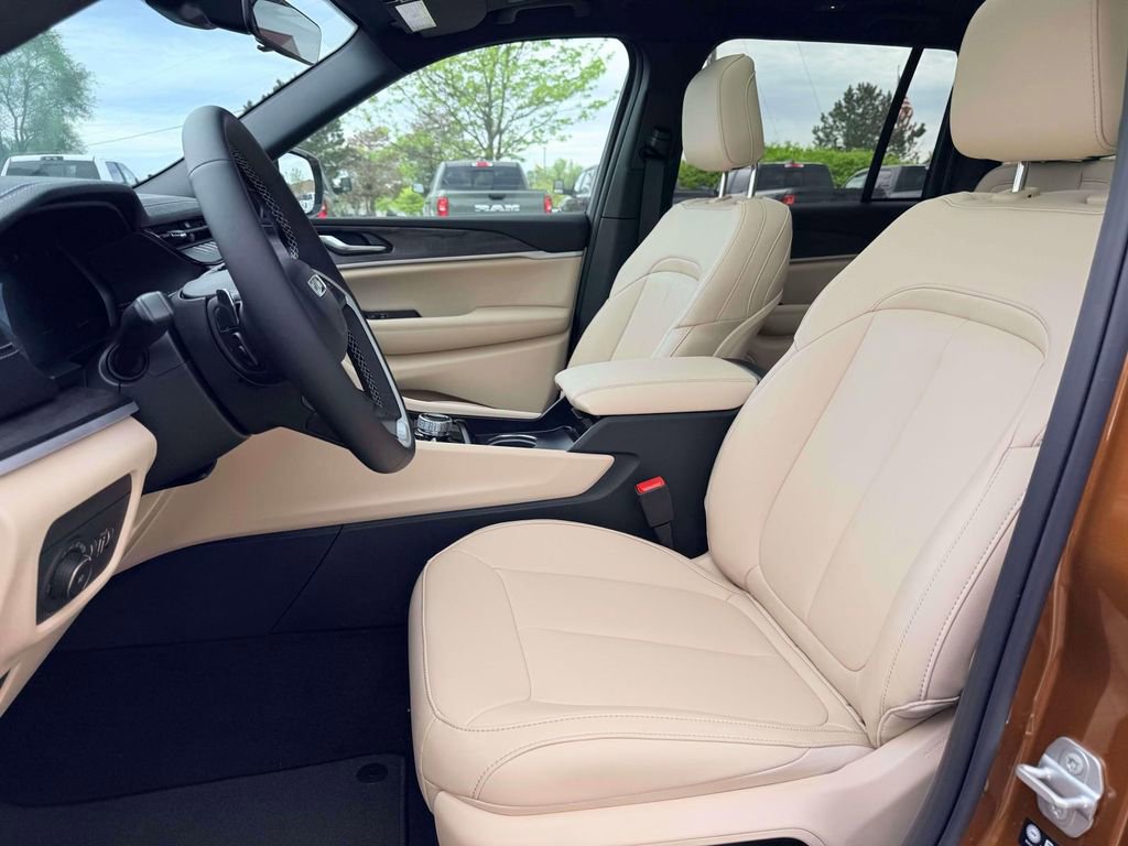 New 2026 Jeep Grand Cherokee Limited w/ Limited Altitude Package AWD/4WD image 16