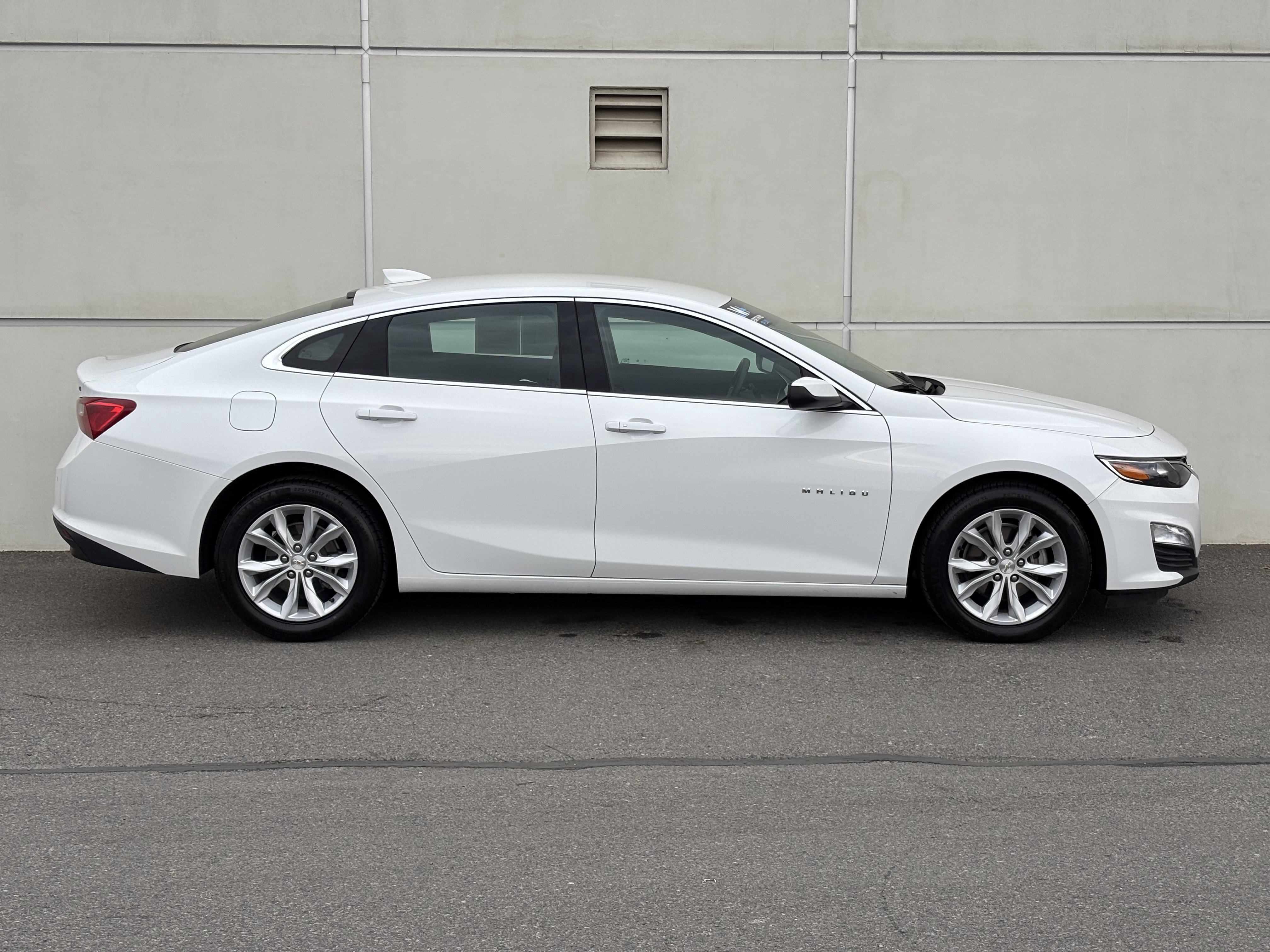 Used 2025 Chevrolet Malibu LT FWD image 2