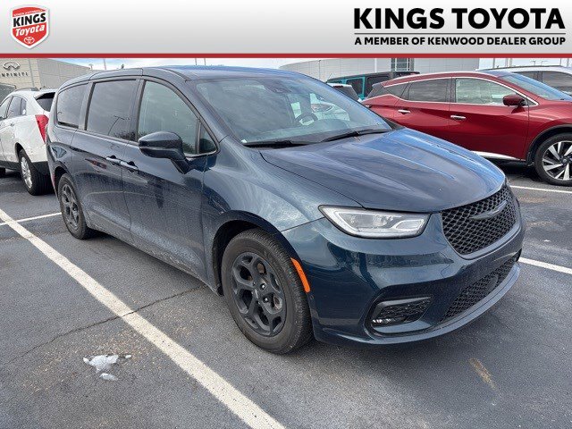 Used 2022 Chrysler Pacifica Touring-L w/ Uconnect Theater Family Group image 1