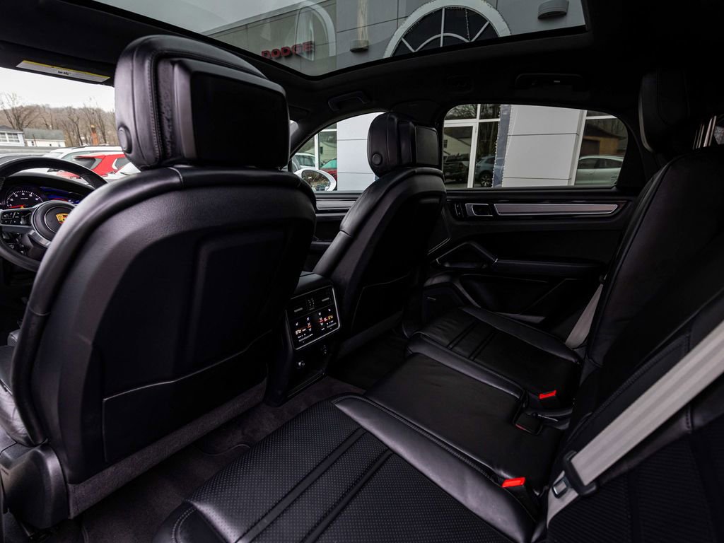 Used 2023 Porsche Cayenne Platinum Edition image 31