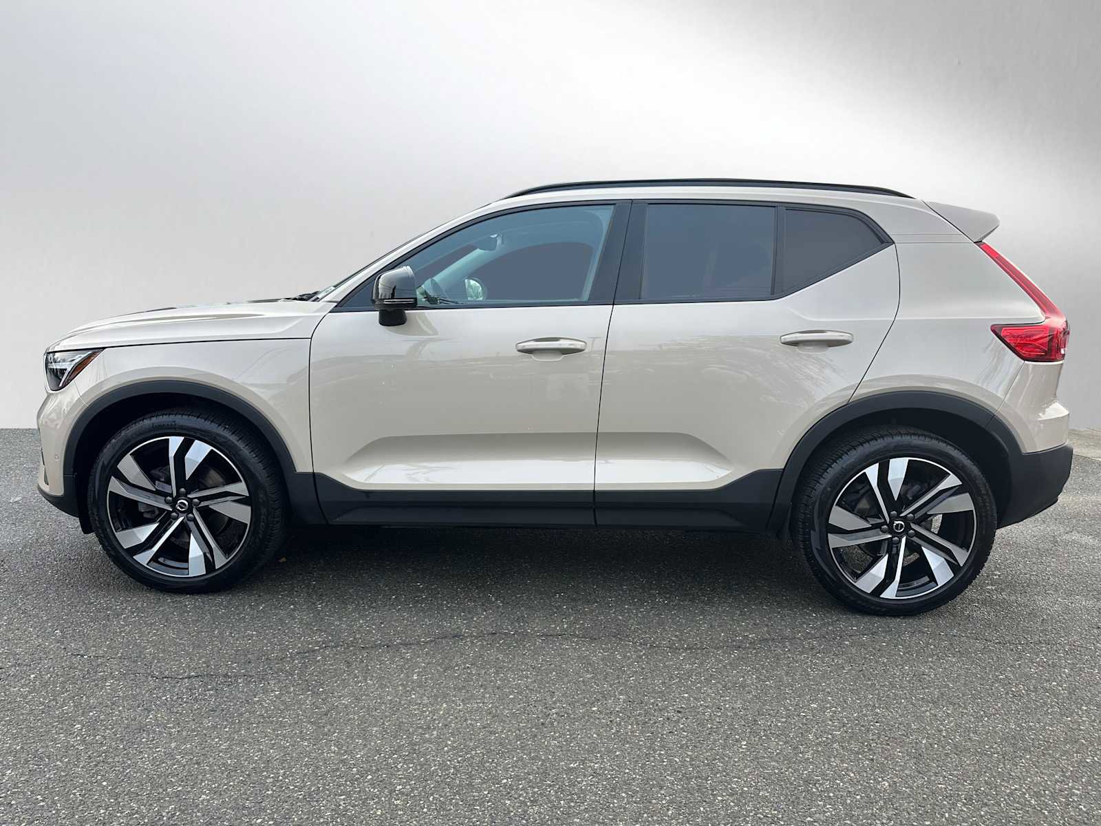 Used 2025 Volvo XC40 B5 Ultra w/ Climate Package image 6