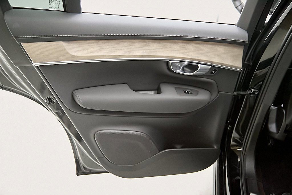 New 2026 Volvo XC90 B6 Plus w/ Protection Package Premier image 18