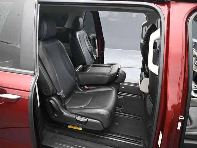 Used 2023 Kia Carnival LX image 33