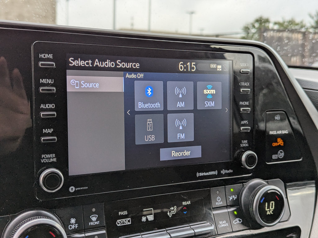 Used 2021 Toyota Highlander LE AWD/4WD image 39