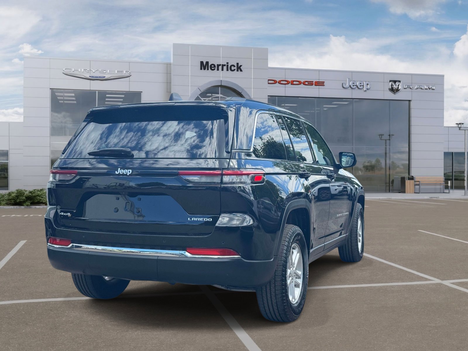 Used 2025 Jeep Grand Cherokee Laredo w/ Luxury Tech Group I AWD/4WD image 6