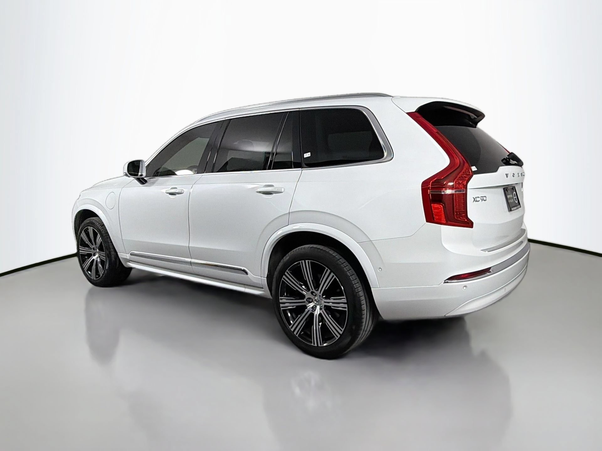 Certified 2025 Volvo XC90 T8 Plus w/ Protection Package Premier AWD/4WD image 8
