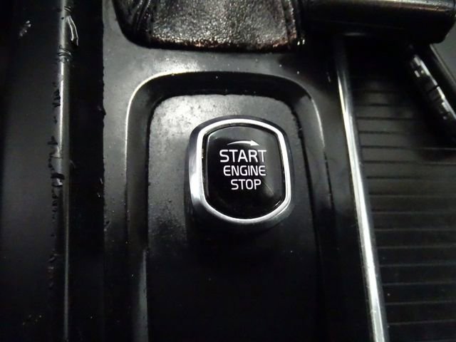 Used 2018 Volvo XC60 T5 Momentum w/ Vision Package image 9