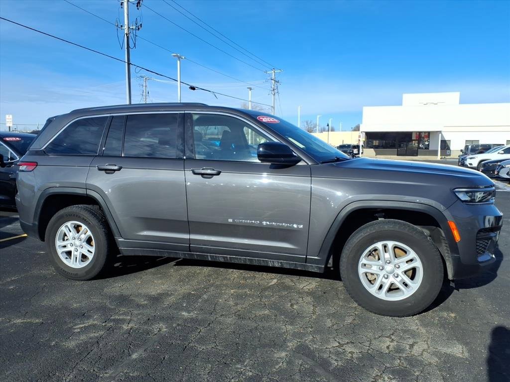 Used 2023 Jeep Grand Cherokee Laredo image 2