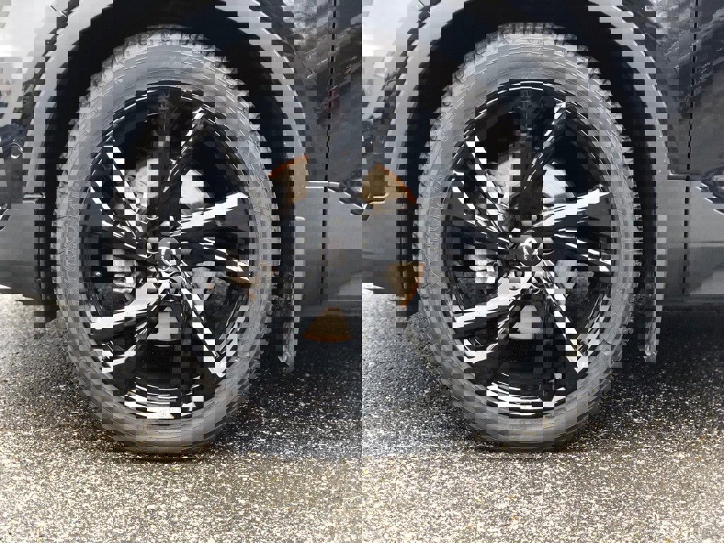 Used 2022 Volvo XC40 T5 R-Design w/ Advanced Package image 9