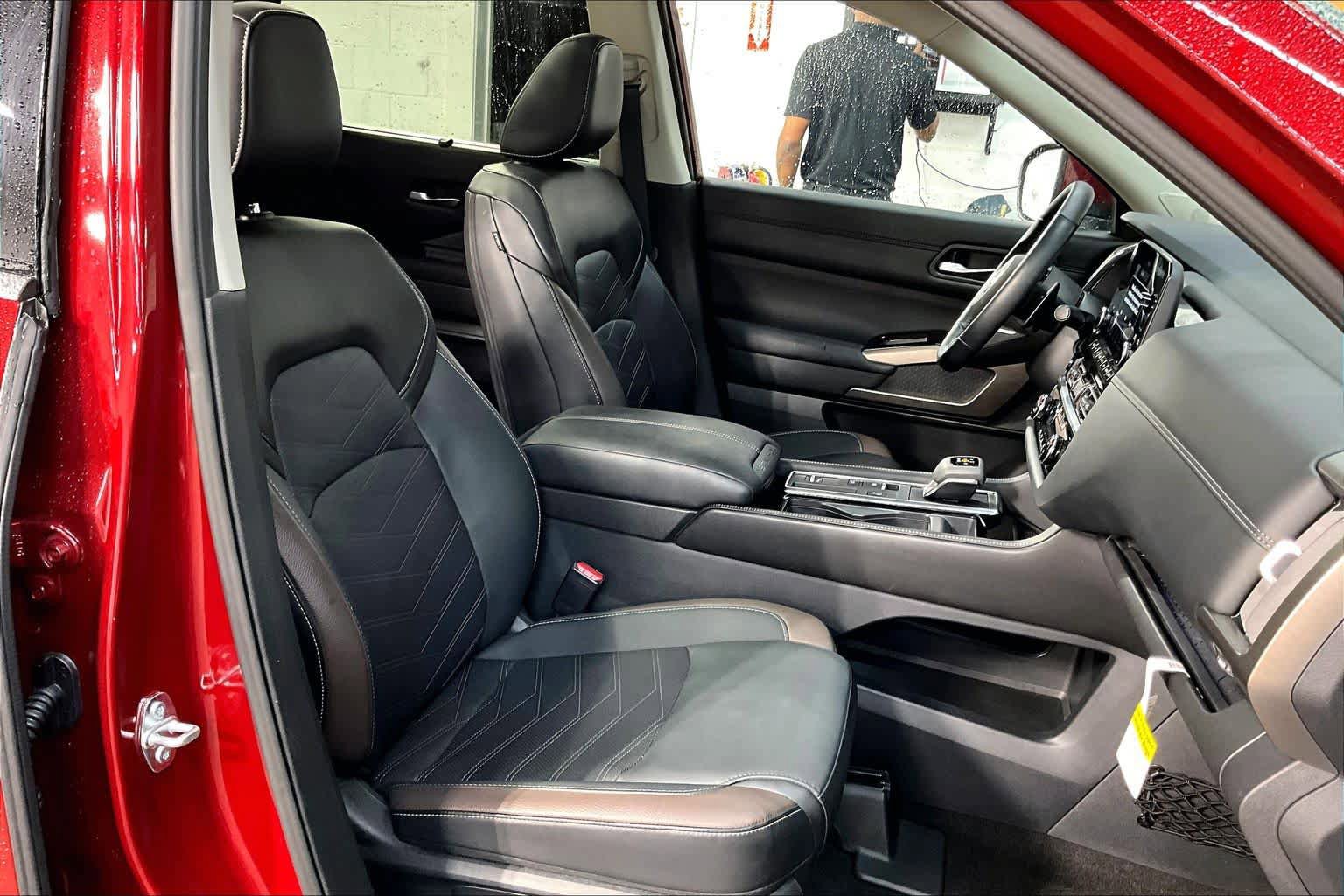 Used 2025 Nissan Pathfinder Platinum FWD image 9