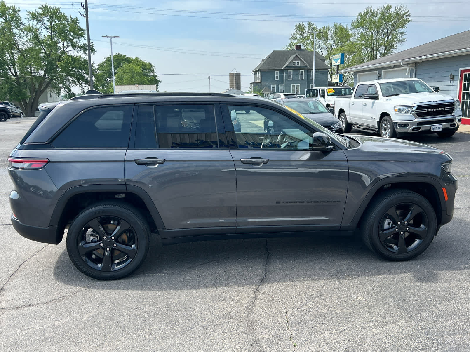 Used 2023 Jeep Grand Cherokee Altitude image 2