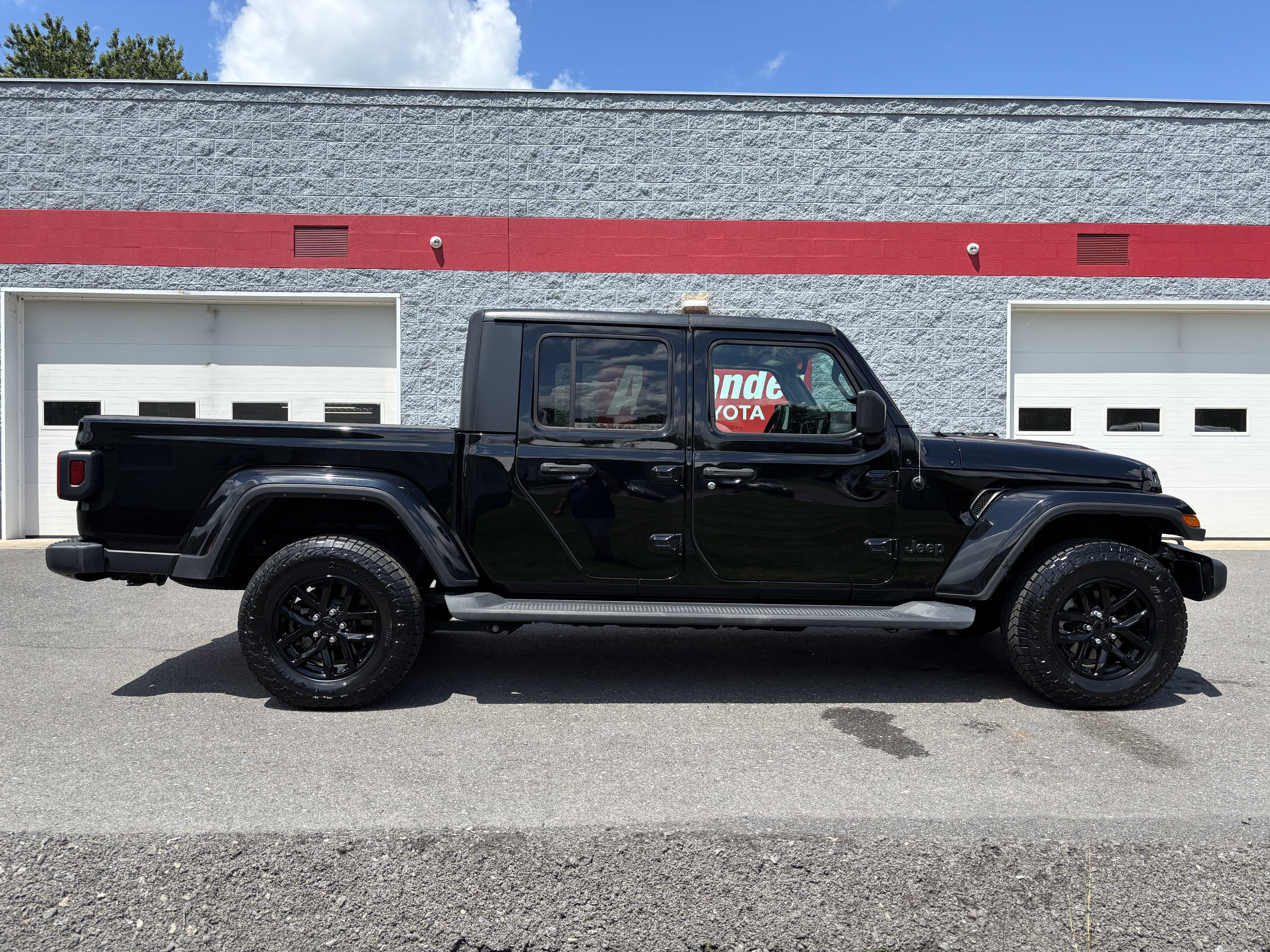 Used 2023 Jeep Gladiator Sport AWD/4WD image 2