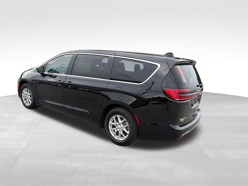Used 2025 Chrysler Pacifica Select FWD image 4