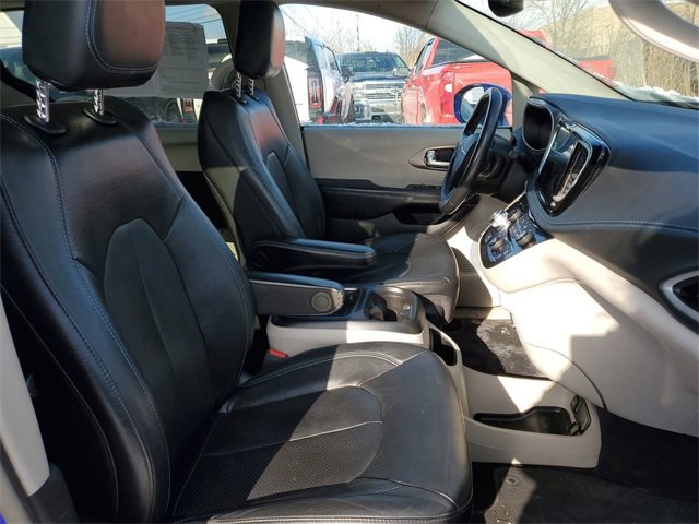 Used 2021 Chrysler Pacifica Touring-L image 26