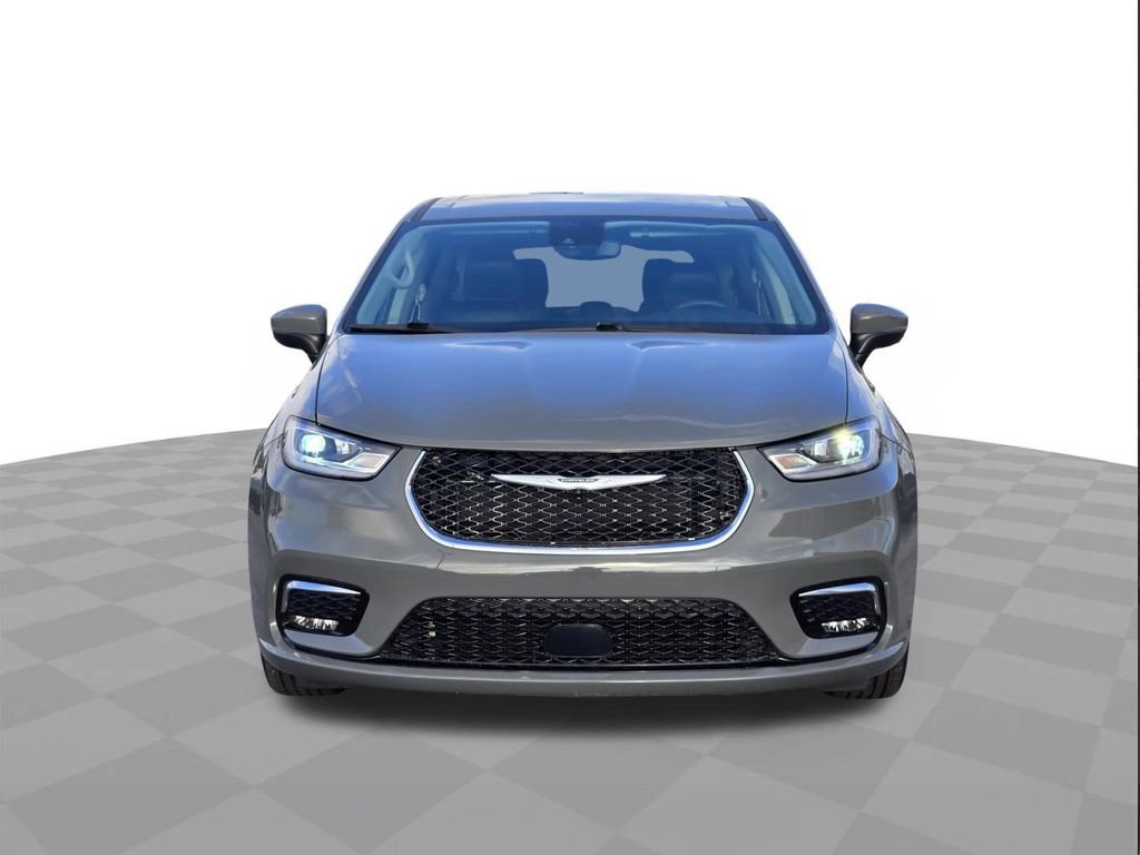 Used 2023 Chrysler Pacifica Touring-L FWD image 2