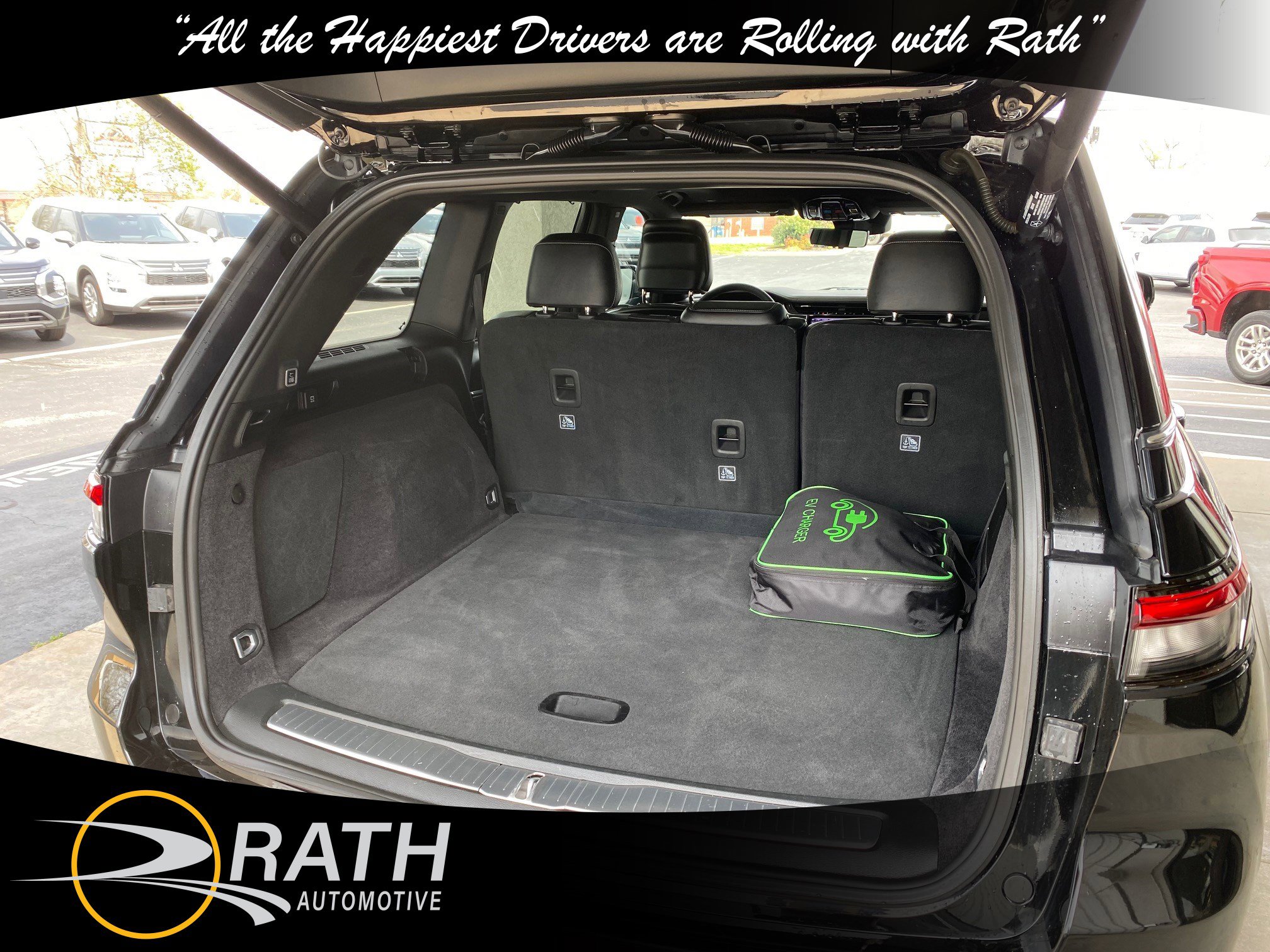Used 2022 Jeep Grand Cherokee Overland w/ Luxury Tech Group IV AWD/4WD image 7