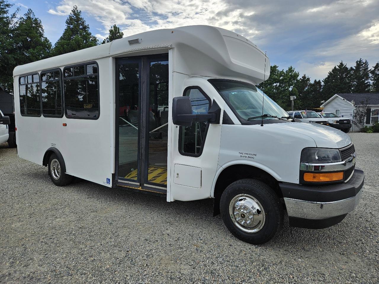 Used 2018 Chevrolet Express 4500 w/ Shuttle Bus Package RWD image 9