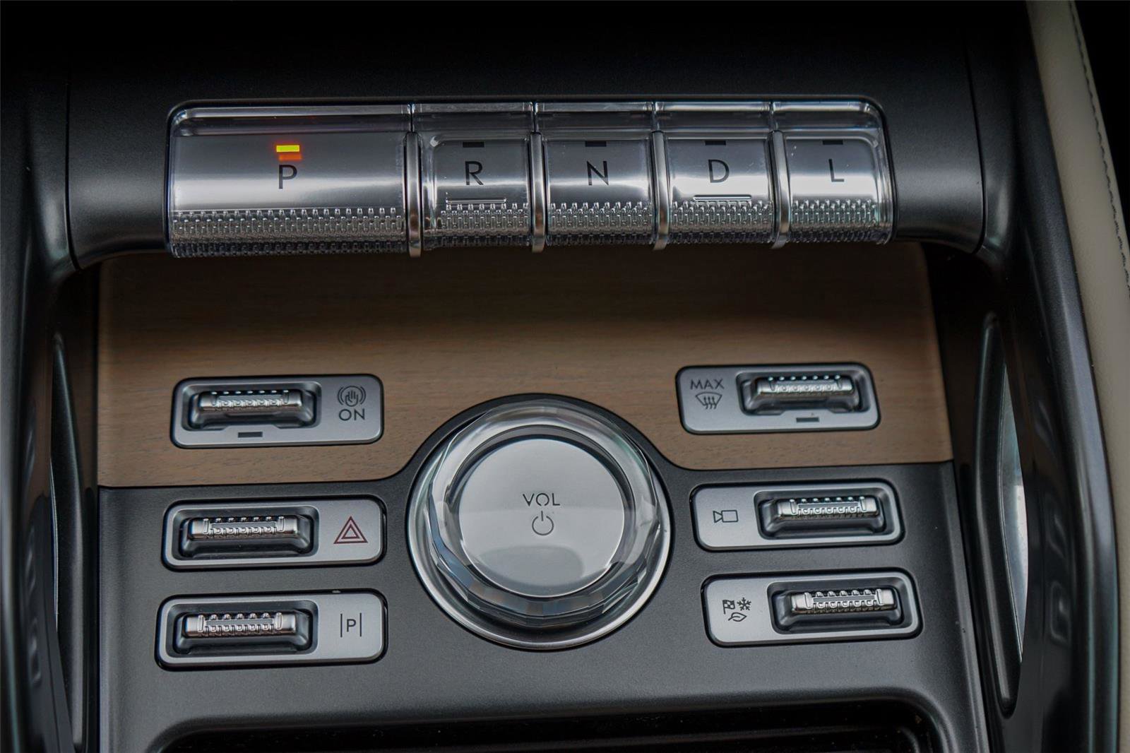 Used 2025 Lincoln Nautilus Reserve image 13