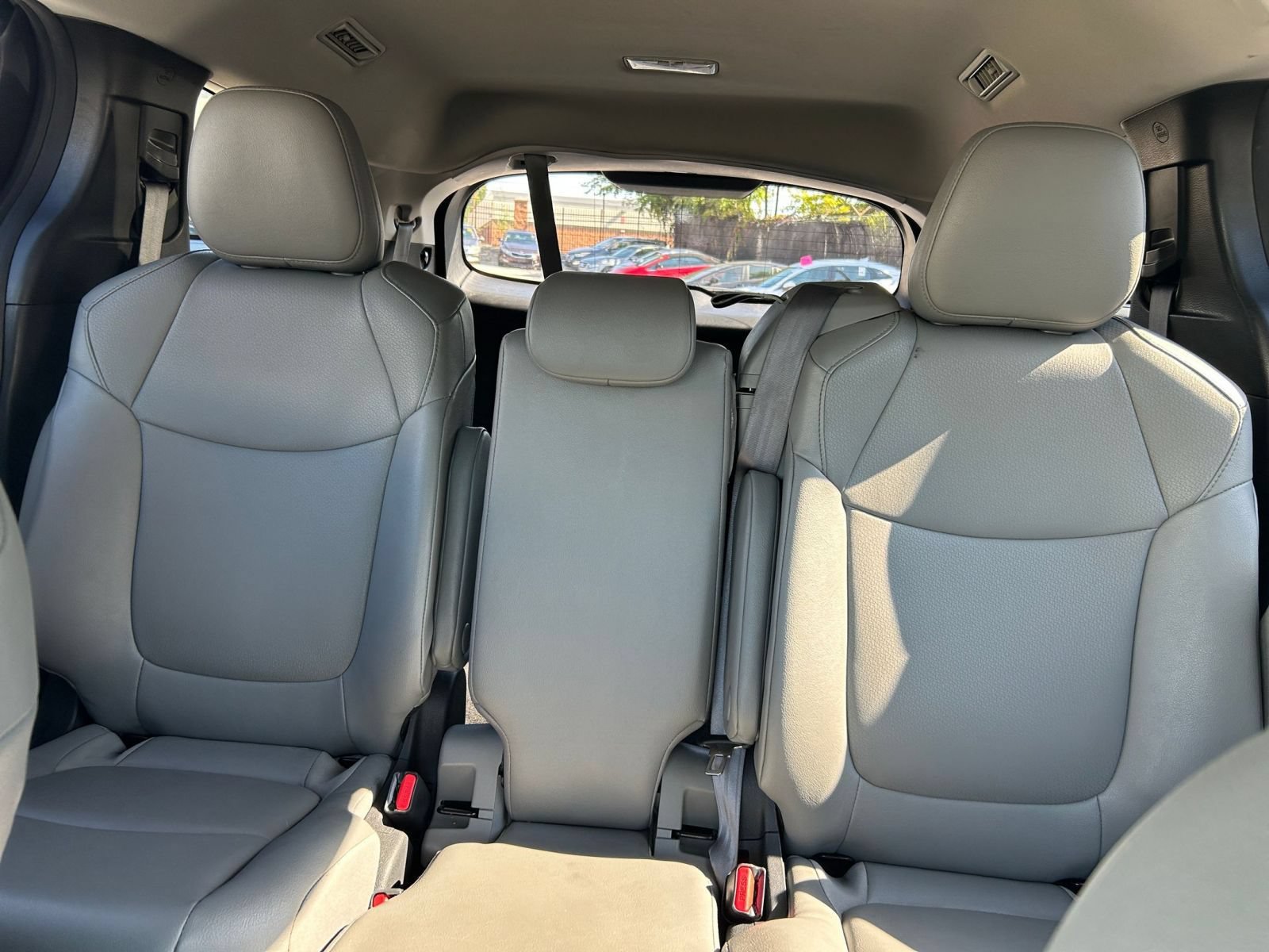 Used 2025 Toyota Sienna XLE FWD image 36