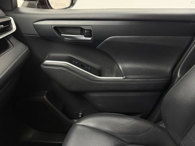 Used 2021 Toyota Highlander XLE FWD image 24