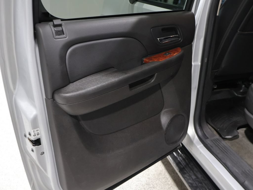 Used 2013 Chevrolet Suburban LT w/ Luxury Package AWD/4WD image 23