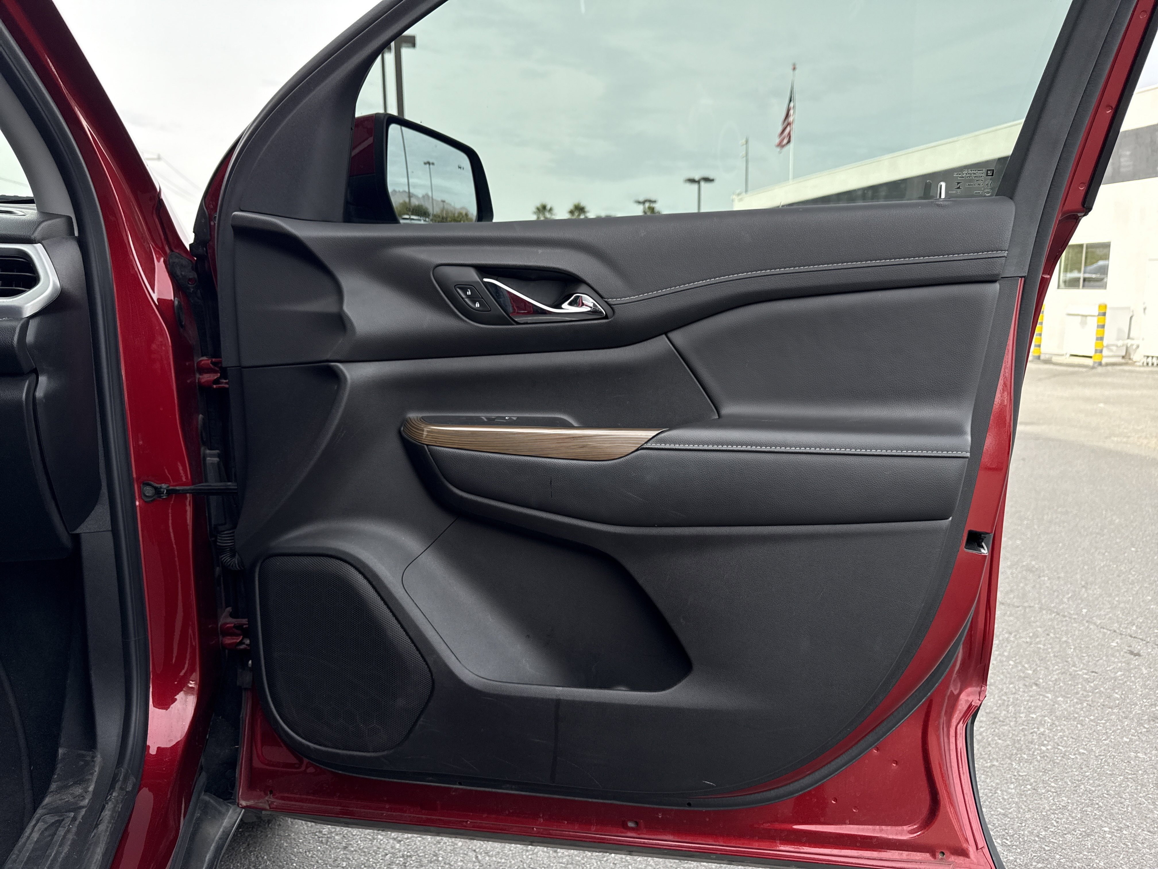 Used 2023 GMC Acadia SLE image 25