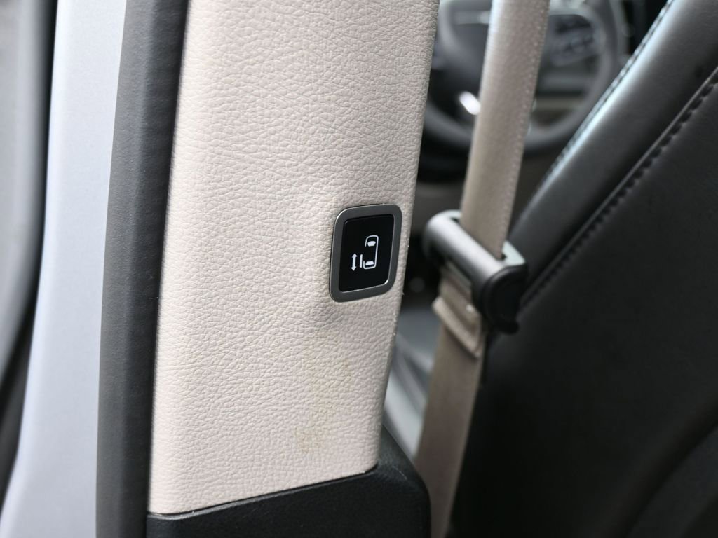 Used 2024 Chrysler Pacifica Select image 36