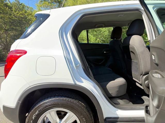 Used 2018 Chevrolet Trax LS image 26