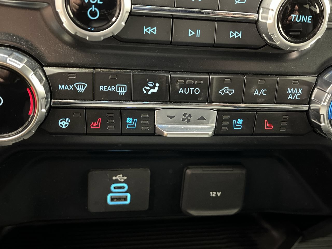 Used 2023 Ford F350 Lariat w/ Snow Plow/Camper Package AWD/4WD image 23