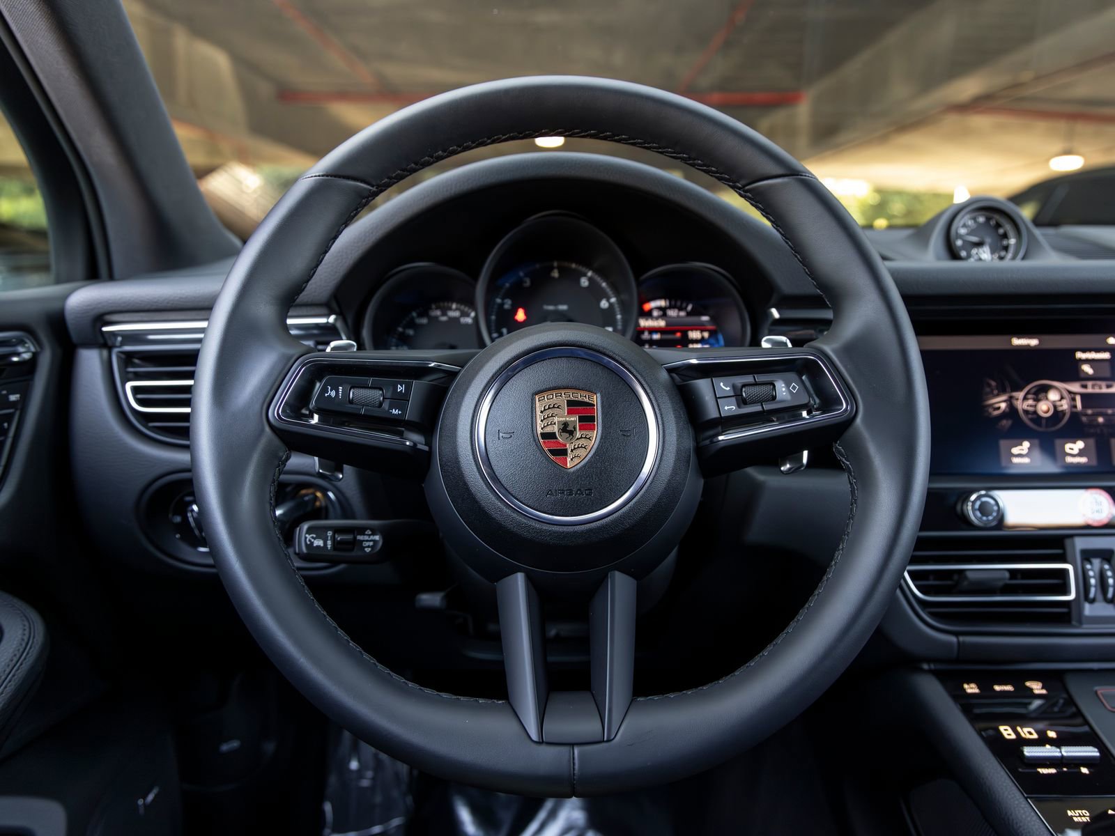 Certified 2025 Porsche Macan AWD/4WD image 29