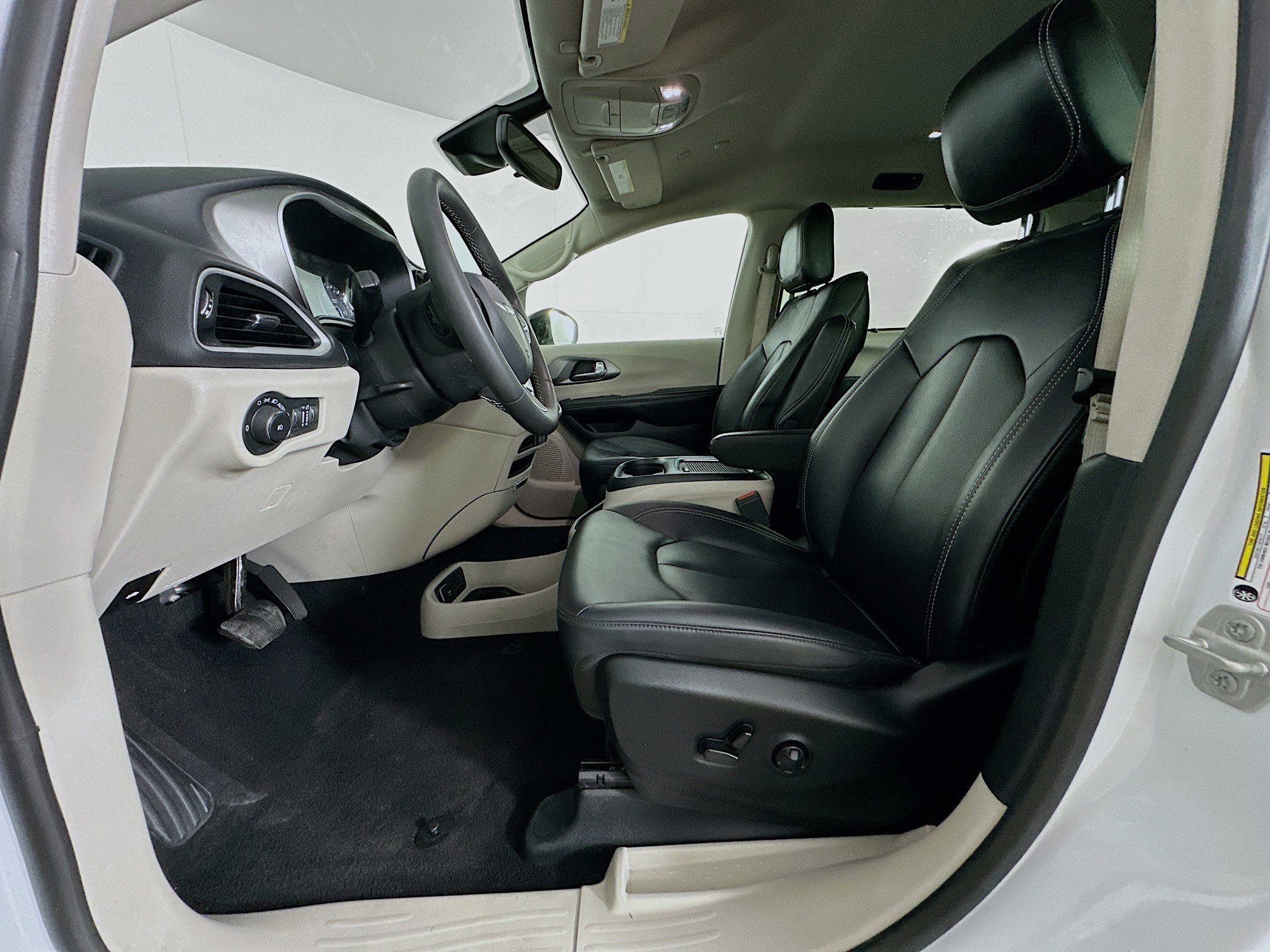 Used 2024 Chrysler Pacifica Touring-L image 13