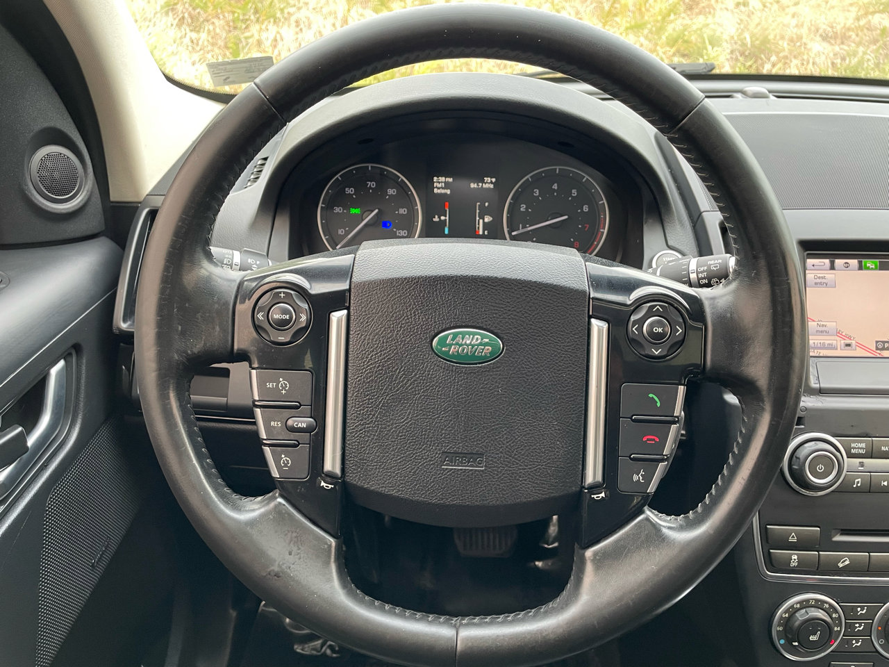 Used 2015 Land Rover LR2 HSE image 25