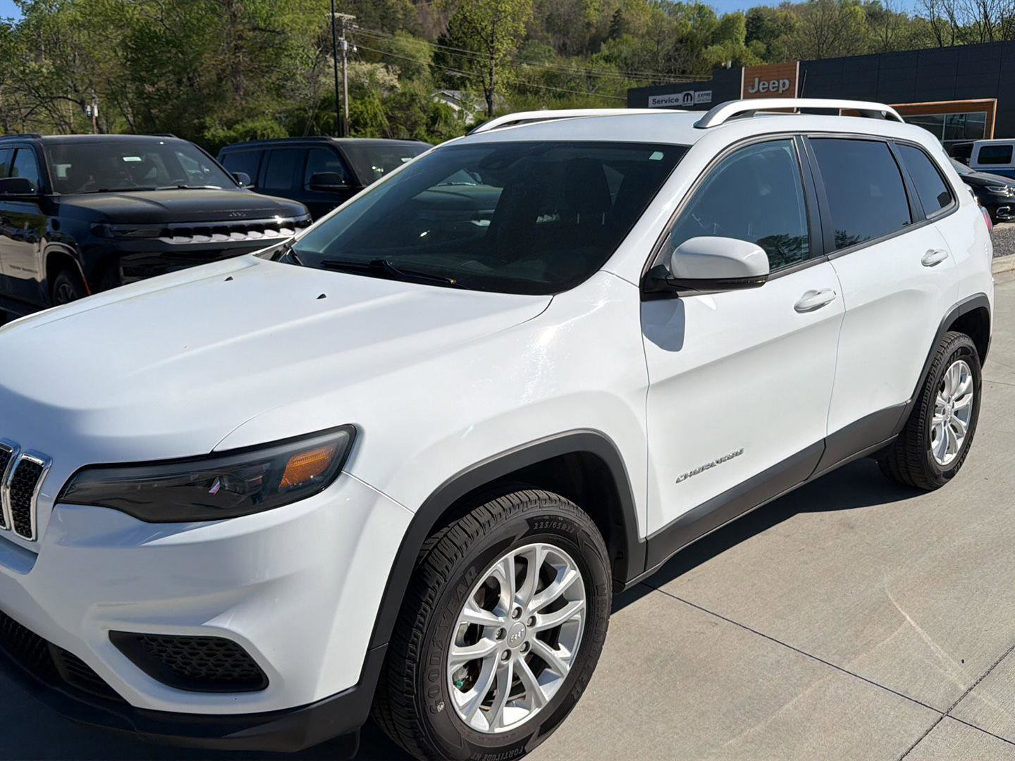Used 2021 Jeep Cherokee Latitude w/ Mopar Interior Package AWD/4WD image 7